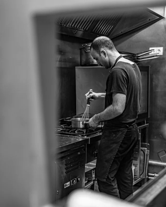 Chef travaillant dans la cuisine de Dadou