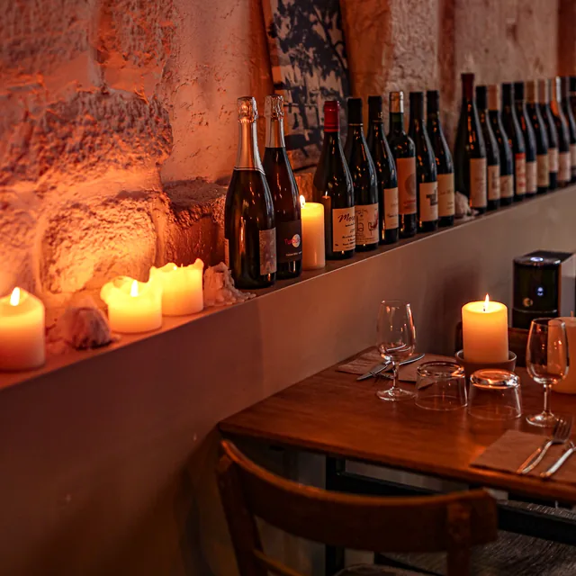 Salle du restaurant Dadou éclairée le soir