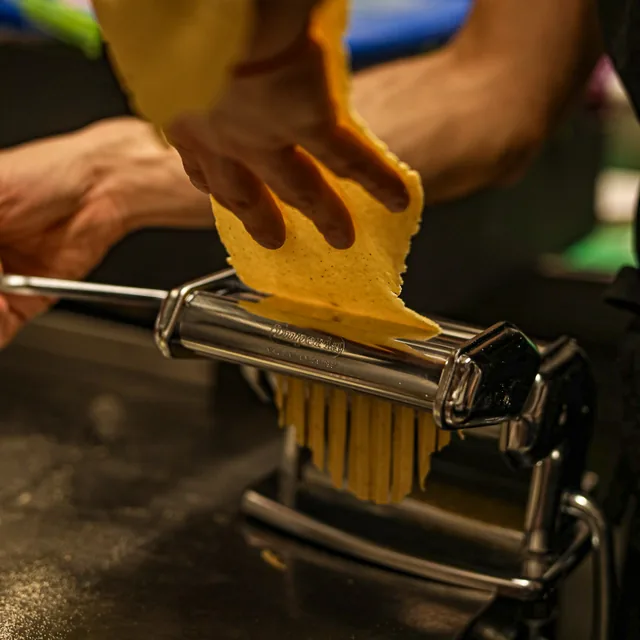 Pâte fraîche travaillée à la main dans la cuisine